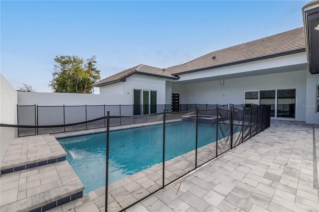 En Venta: $1,075,000 (4 camas, 3 baños, 2376 Pies cuadrados)