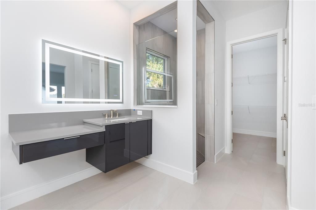 En Venta: $1,075,000 (4 camas, 3 baños, 2376 Pies cuadrados)