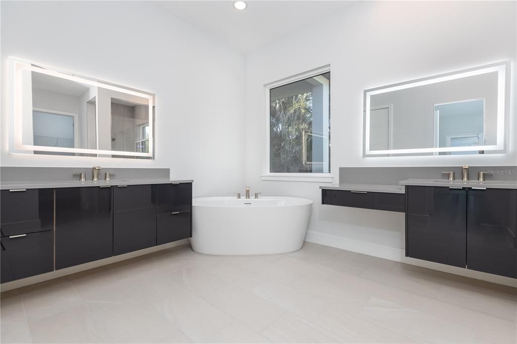 En Venta: $1,075,000 (4 camas, 3 baños, 2376 Pies cuadrados)