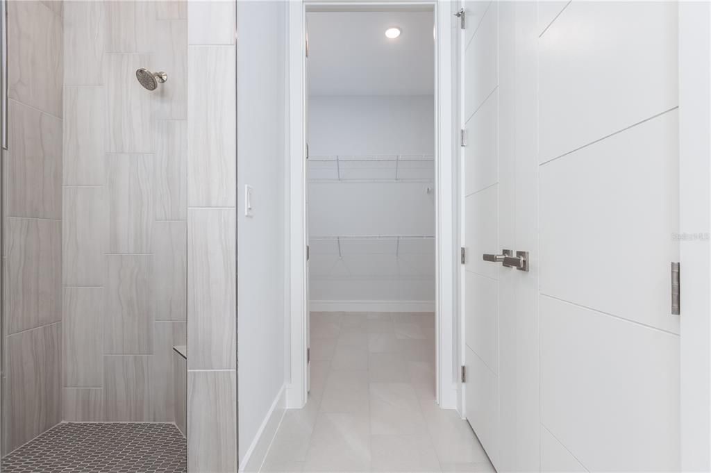 En Venta: $1,075,000 (4 camas, 3 baños, 2376 Pies cuadrados)