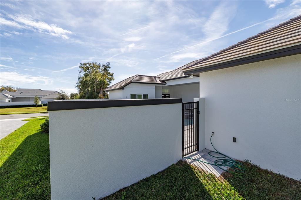 En Venta: $1,075,000 (4 camas, 3 baños, 2376 Pies cuadrados)