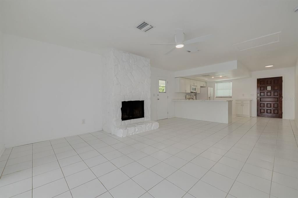 待售: $530,000 (2 贝兹, 2 浴室, 999 平方英尺)