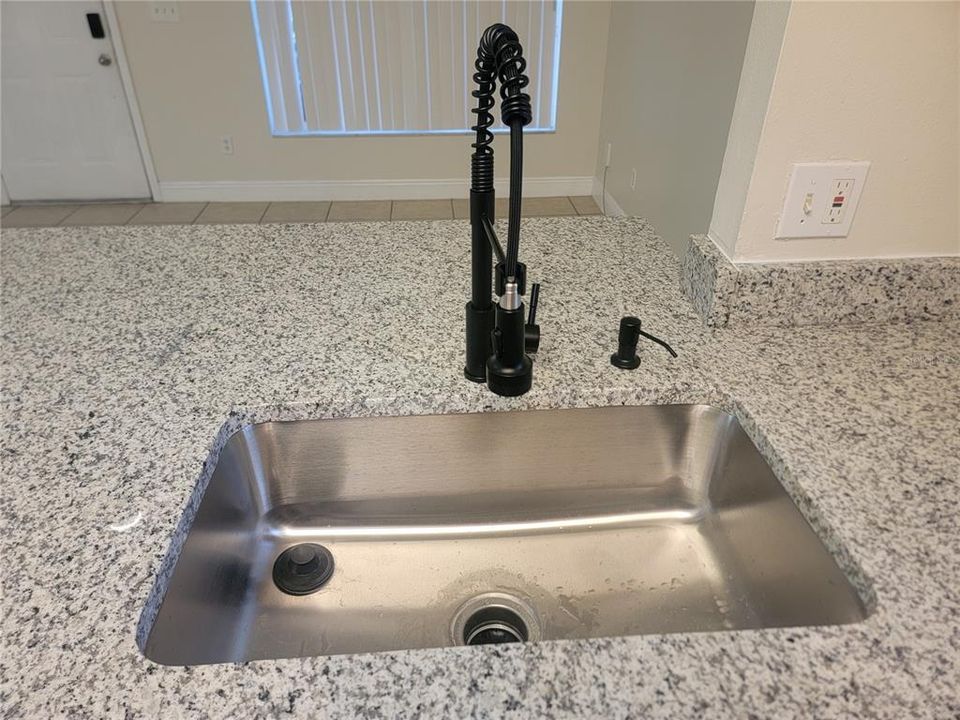 For Rent: $2,000 (3 beds, 2 baths, 1059 Square Feet)