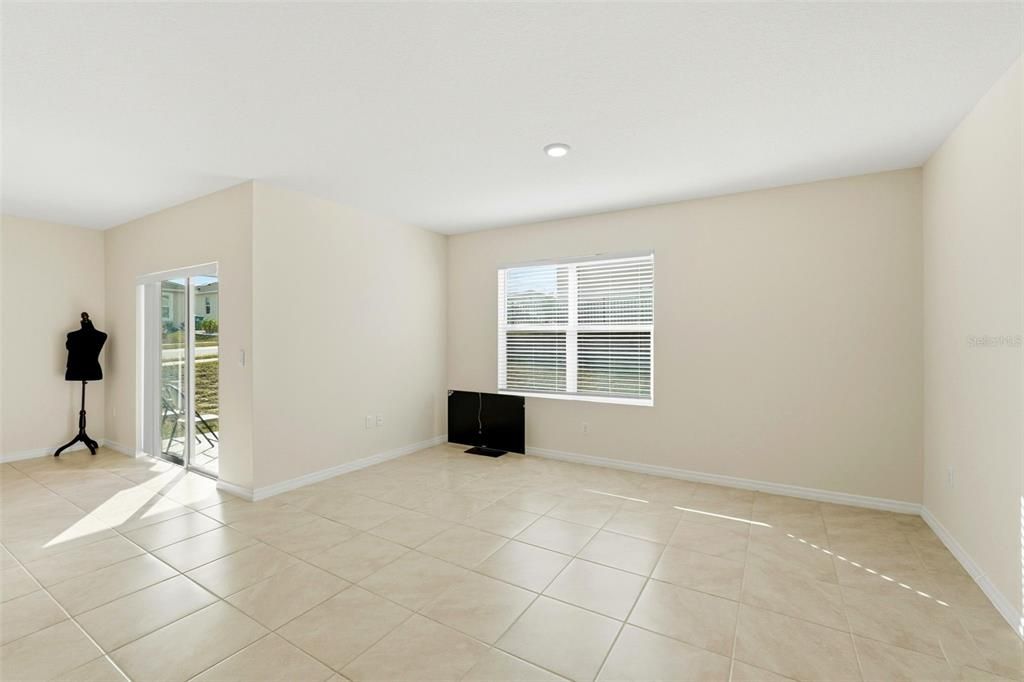 待售: $349,000 (4 贝兹, 2 浴室, 1867 平方英尺)