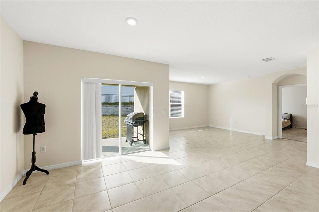 待售: $349,000 (4 贝兹, 2 浴室, 1867 平方英尺)