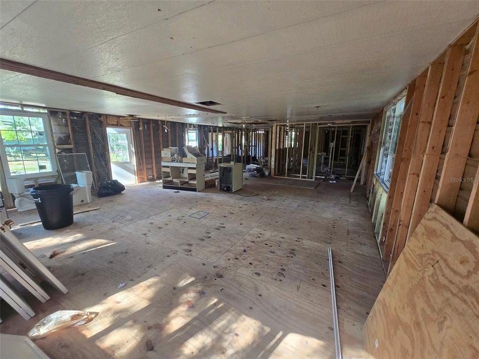 Active With Contract: $156,900 (3 beds, 2 baths, 1464 Square Feet)