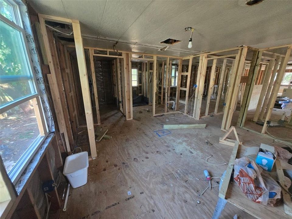 Active With Contract: $156,900 (3 beds, 2 baths, 1464 Square Feet)