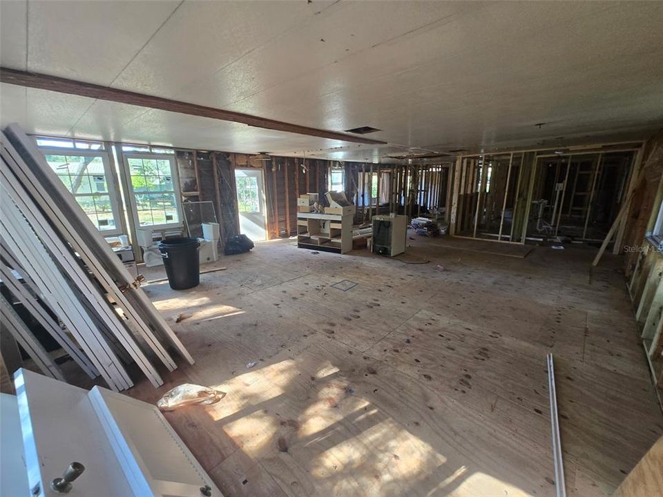 Active With Contract: $156,900 (3 beds, 2 baths, 1464 Square Feet)