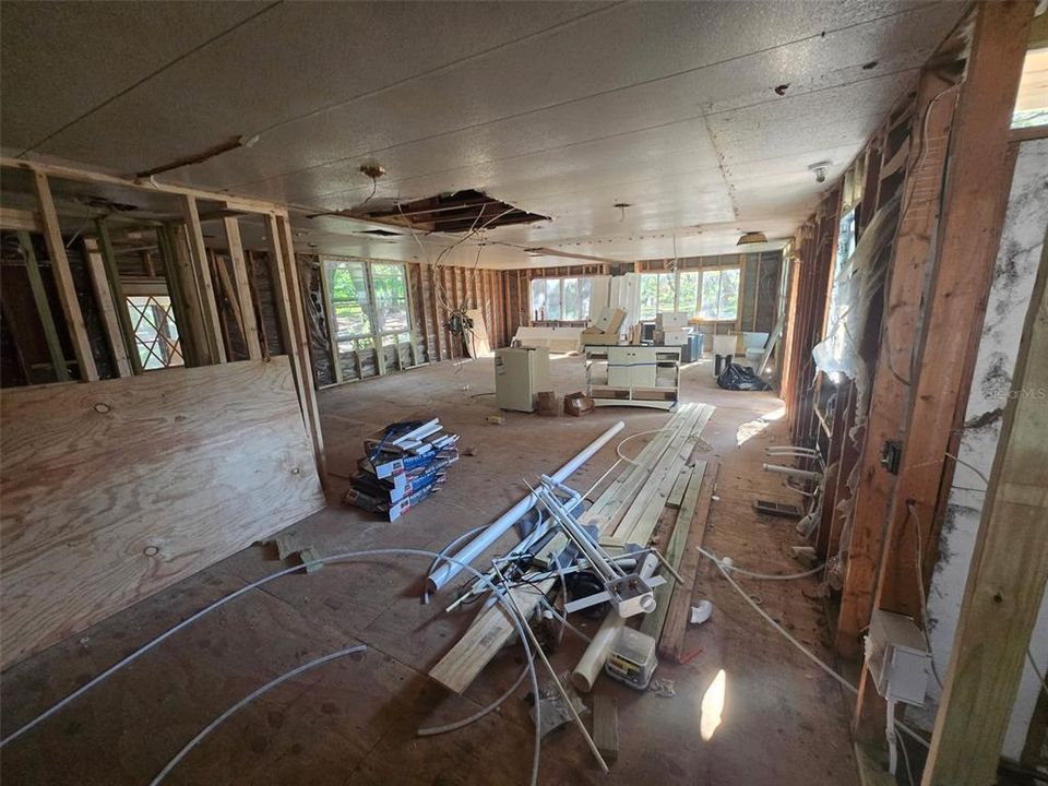 Active With Contract: $156,900 (3 beds, 2 baths, 1464 Square Feet)