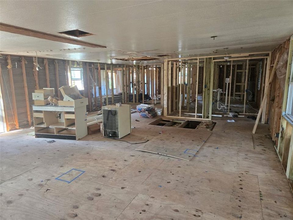 Active With Contract: $156,900 (3 beds, 2 baths, 1464 Square Feet)