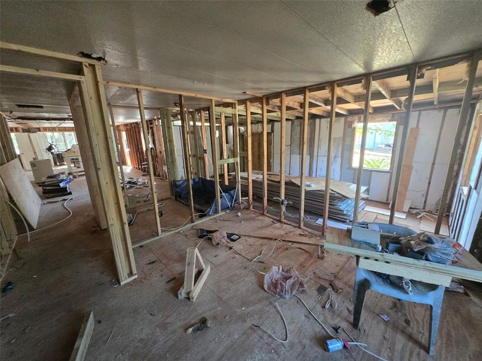 Active With Contract: $156,900 (3 beds, 2 baths, 1464 Square Feet)