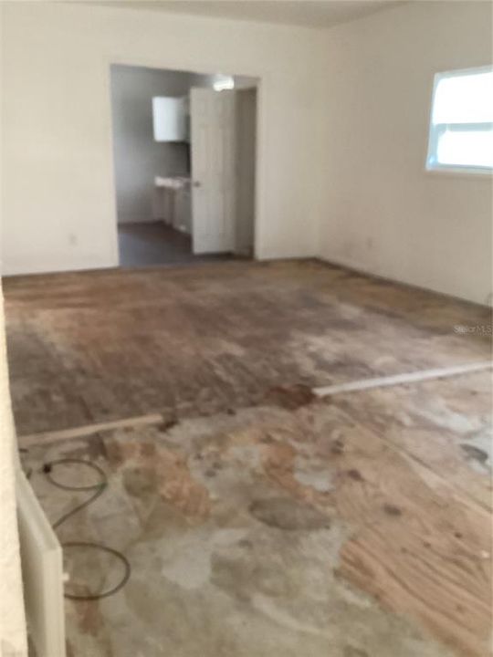 For Sale: $149,900 (3 beds, 1 baths, 838 Square Feet)