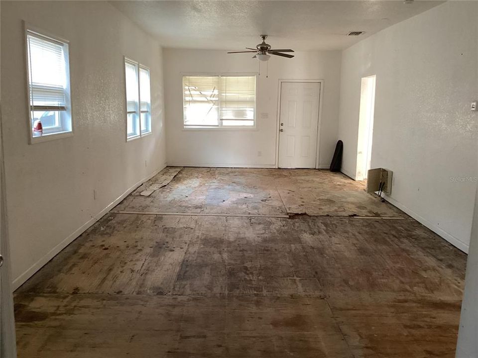 For Sale: $149,900 (3 beds, 1 baths, 838 Square Feet)