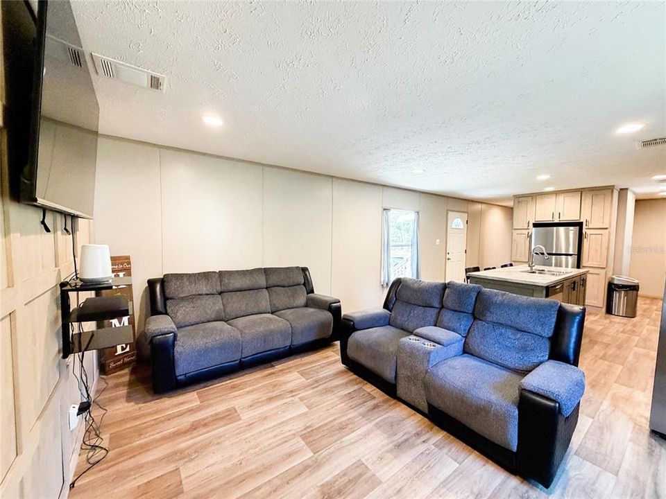 For Sale: $230,000 (3 beds, 2 baths, 1216 Square Feet)