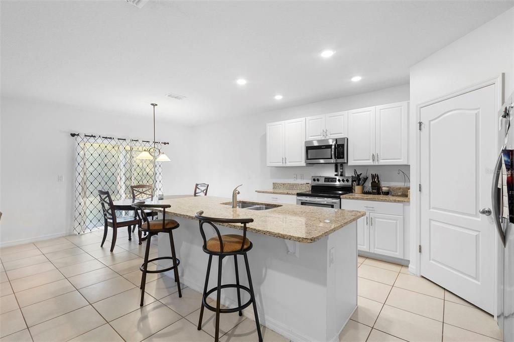 待售: $375,000 (5 贝兹, 3 浴室, 2594 平方英尺)