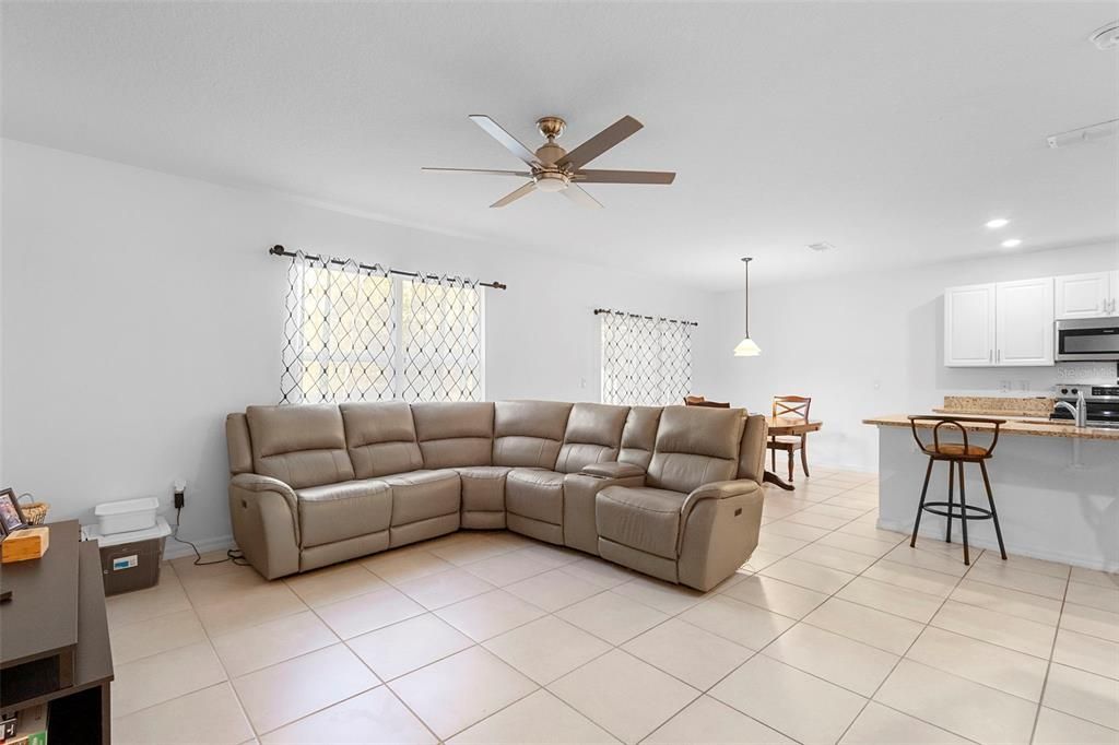 待售: $375,000 (5 贝兹, 3 浴室, 2594 平方英尺)