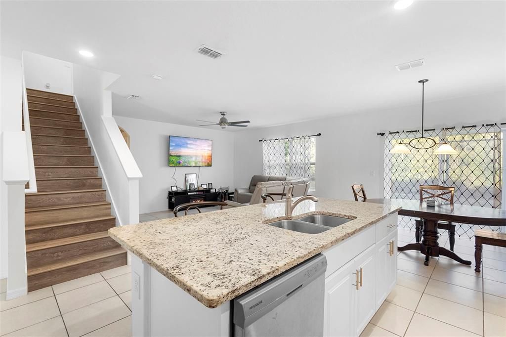 待售: $375,000 (5 贝兹, 3 浴室, 2594 平方英尺)