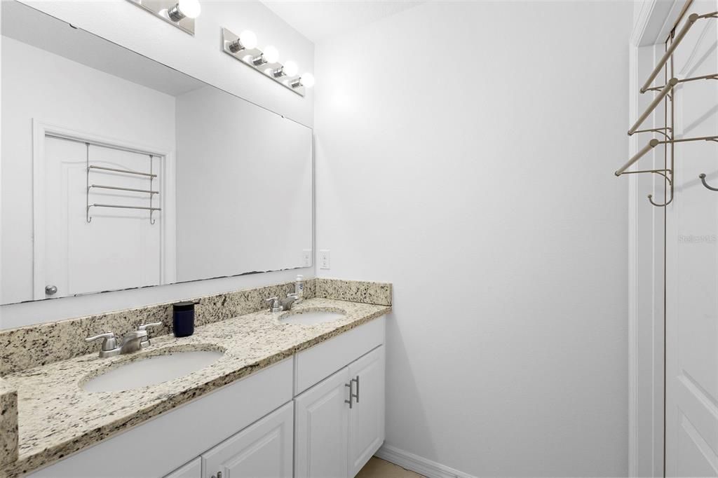 待售: $375,000 (5 贝兹, 3 浴室, 2594 平方英尺)