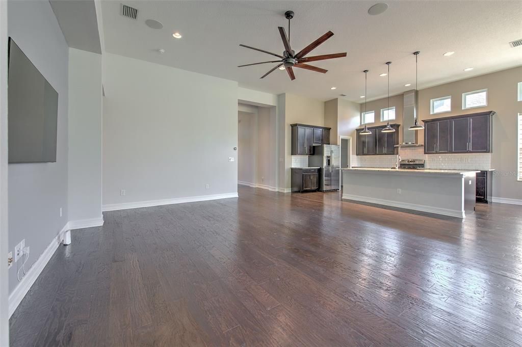 出租: $3,500 (4 贝兹, 3 浴室, 2465 平方英尺)