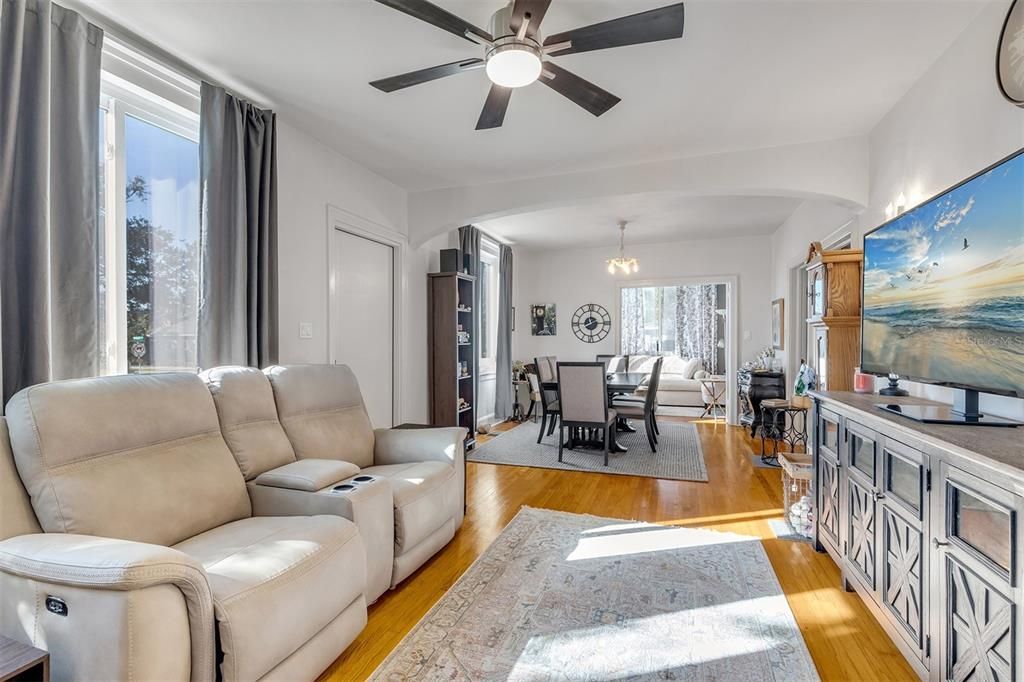 En Venta: $1,250,000 (4 camas, 3 baños, 1974 Pies cuadrados)