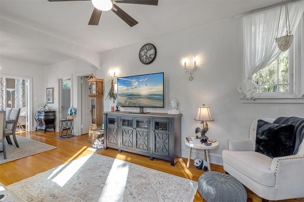 En Venta: $1,250,000 (4 camas, 3 baños, 1974 Pies cuadrados)