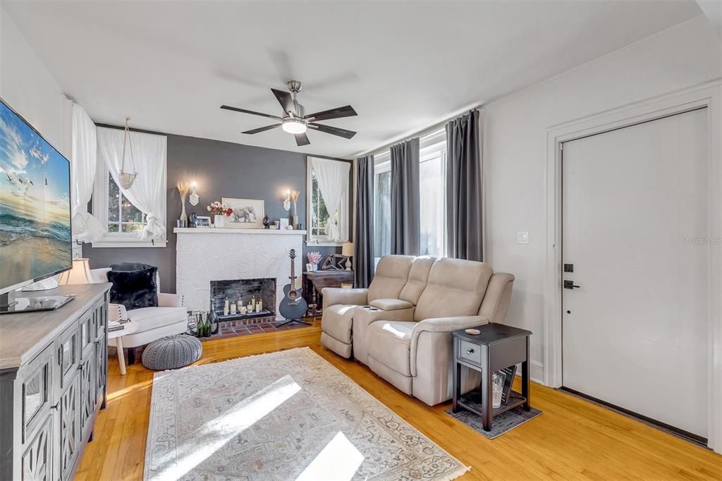 En Venta: $1,250,000 (4 camas, 3 baños, 1974 Pies cuadrados)