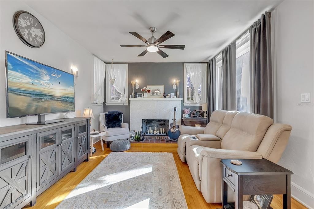 En Venta: $1,250,000 (4 camas, 3 baños, 1974 Pies cuadrados)