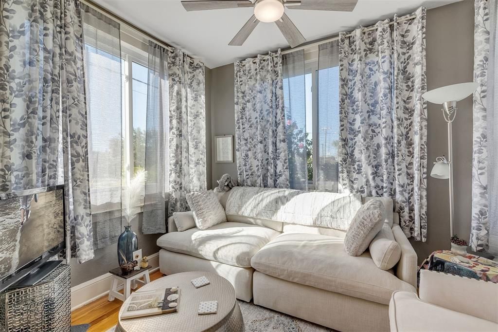 En Venta: $1,250,000 (4 camas, 3 baños, 1974 Pies cuadrados)