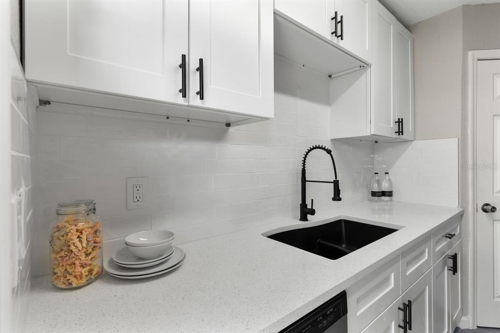 На продажу: $138,200 (2 спален, 1 ванн, 831 Квадратных фут)