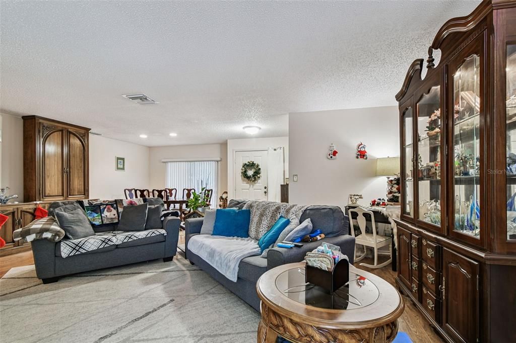 待售: $490,000 (3 贝兹, 3 浴室, 2137 平方英尺)