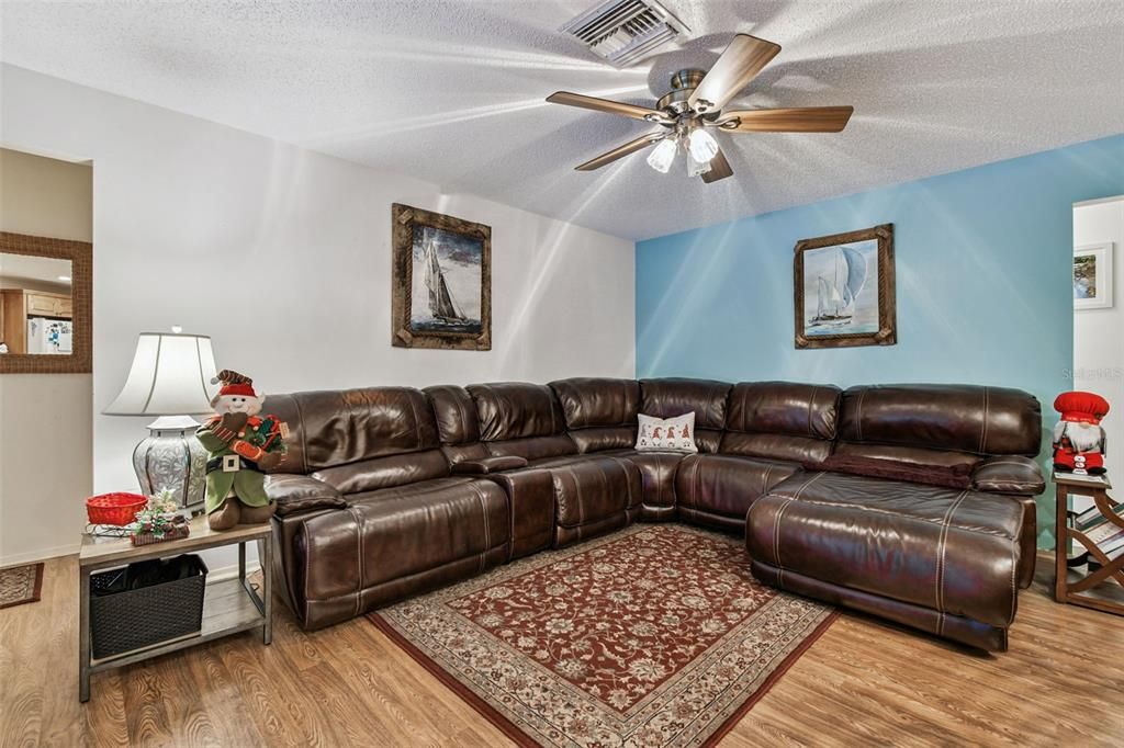 待售: $490,000 (3 贝兹, 3 浴室, 2137 平方英尺)