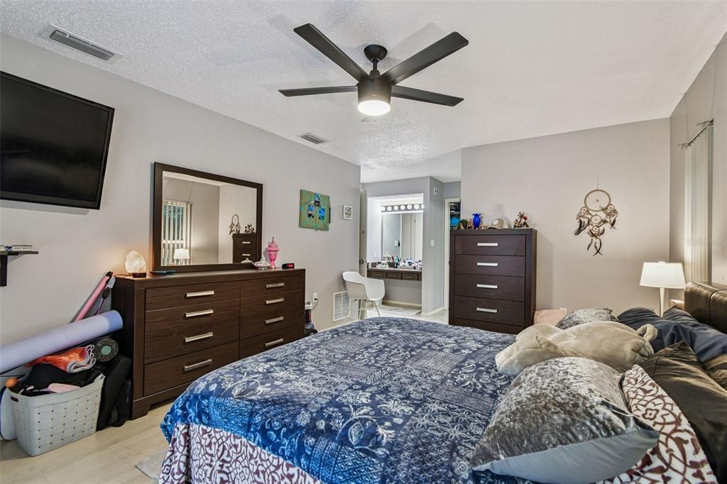 待售: $490,000 (3 贝兹, 3 浴室, 2137 平方英尺)