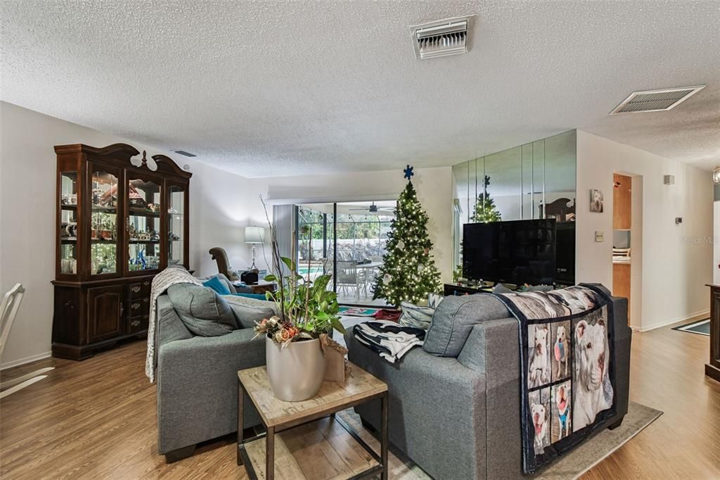 待售: $490,000 (3 贝兹, 3 浴室, 2137 平方英尺)