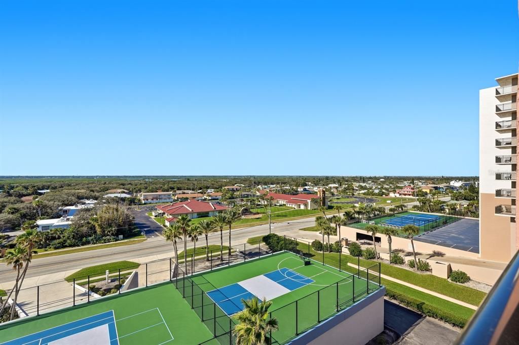 For Sale: $335,000 (1 beds, 1 baths, 775 Square Feet)