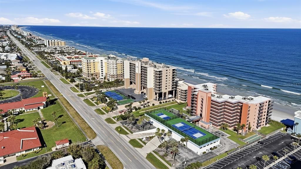 For Sale: $335,000 (1 beds, 1 baths, 775 Square Feet)