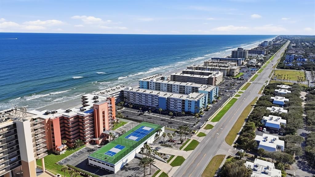 For Sale: $335,000 (1 beds, 1 baths, 775 Square Feet)