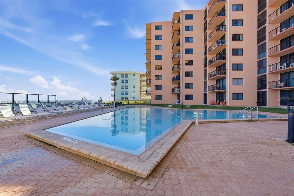 For Sale: $335,000 (1 beds, 1 baths, 775 Square Feet)