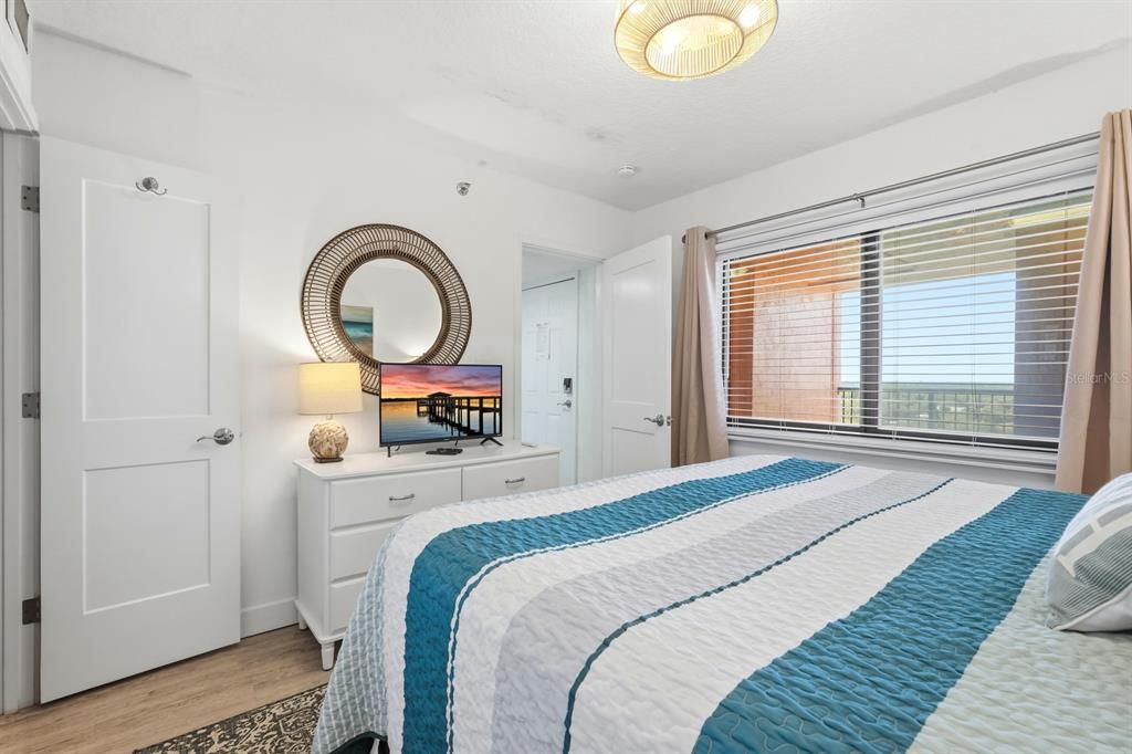 For Sale: $335,000 (1 beds, 1 baths, 775 Square Feet)