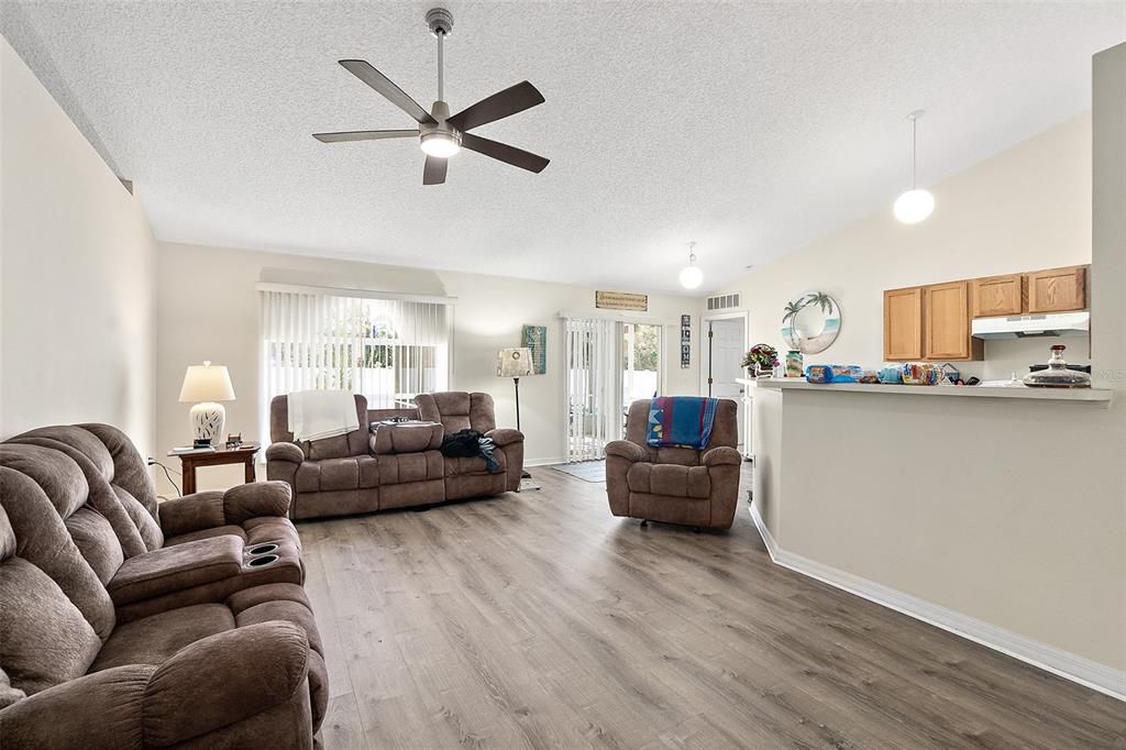 En Venta: $375,000 (4 camas, 2 baños, 1785 Pies cuadrados)