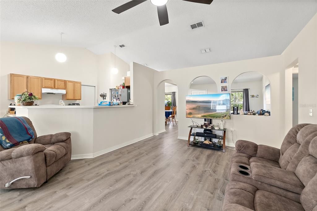 En Venta: $375,000 (4 camas, 2 baños, 1785 Pies cuadrados)