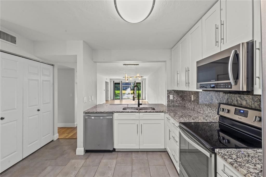 待售: $369,000 (2 贝兹, 2 浴室, 1233 平方英尺)