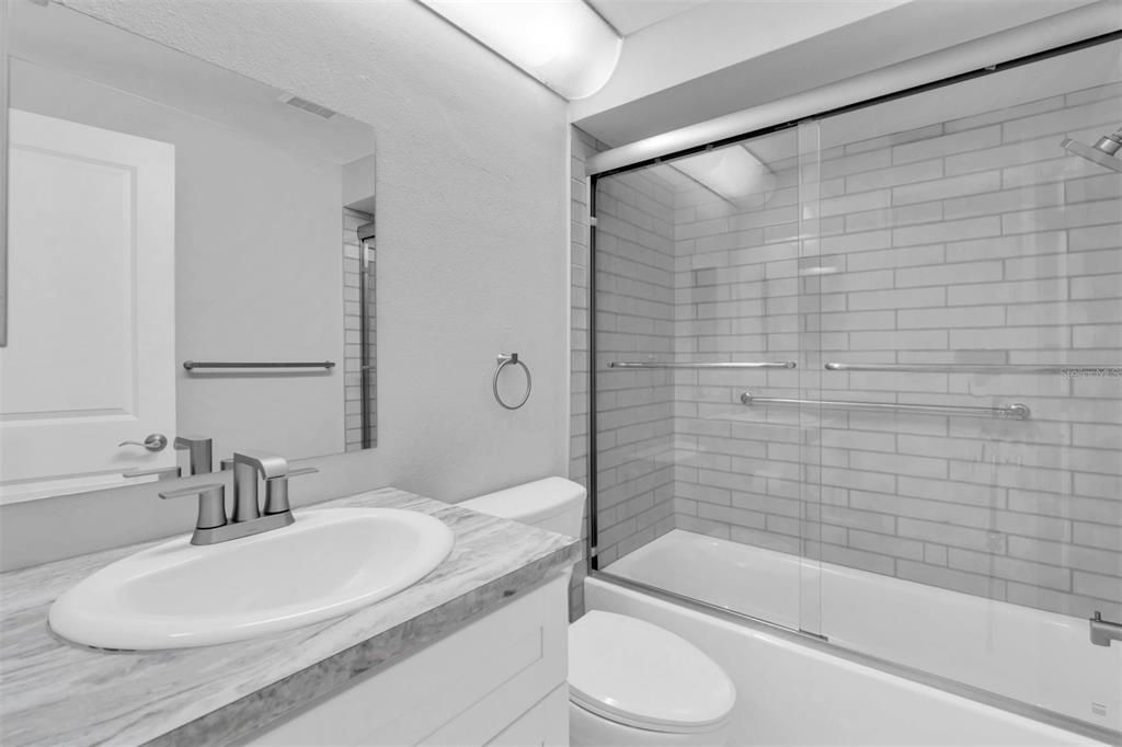 For Sale: $125,000 (2 beds, 1 baths, 975 Square Feet)