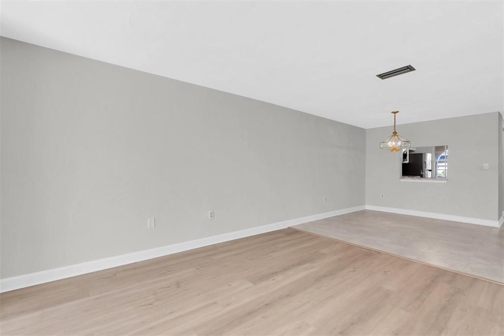 For Sale: $125,000 (2 beds, 1 baths, 975 Square Feet)