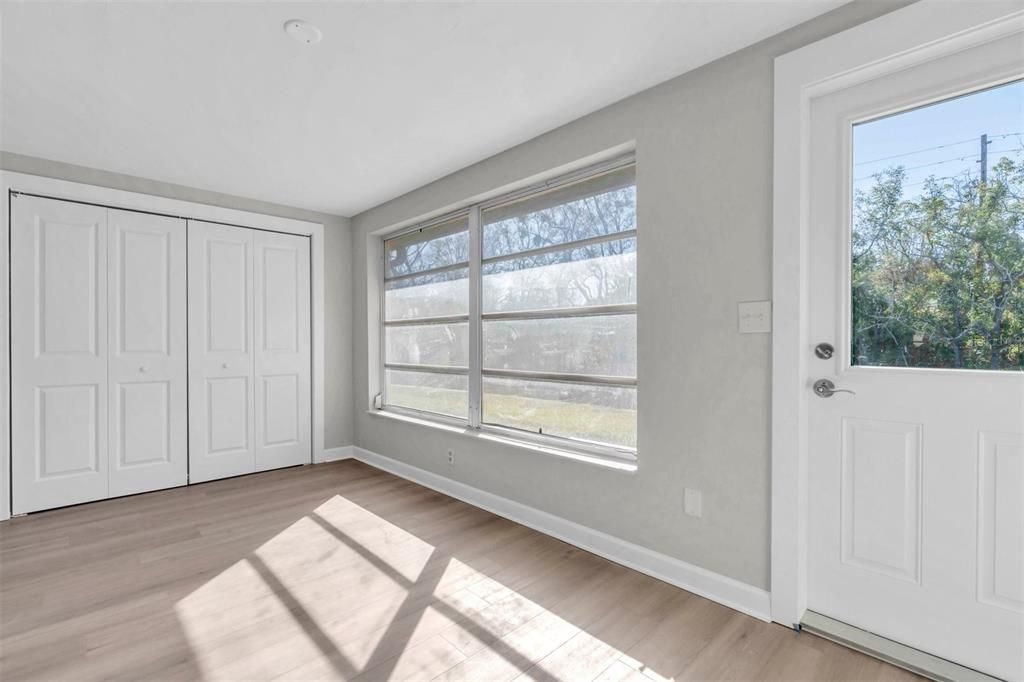 For Sale: $125,000 (2 beds, 1 baths, 975 Square Feet)