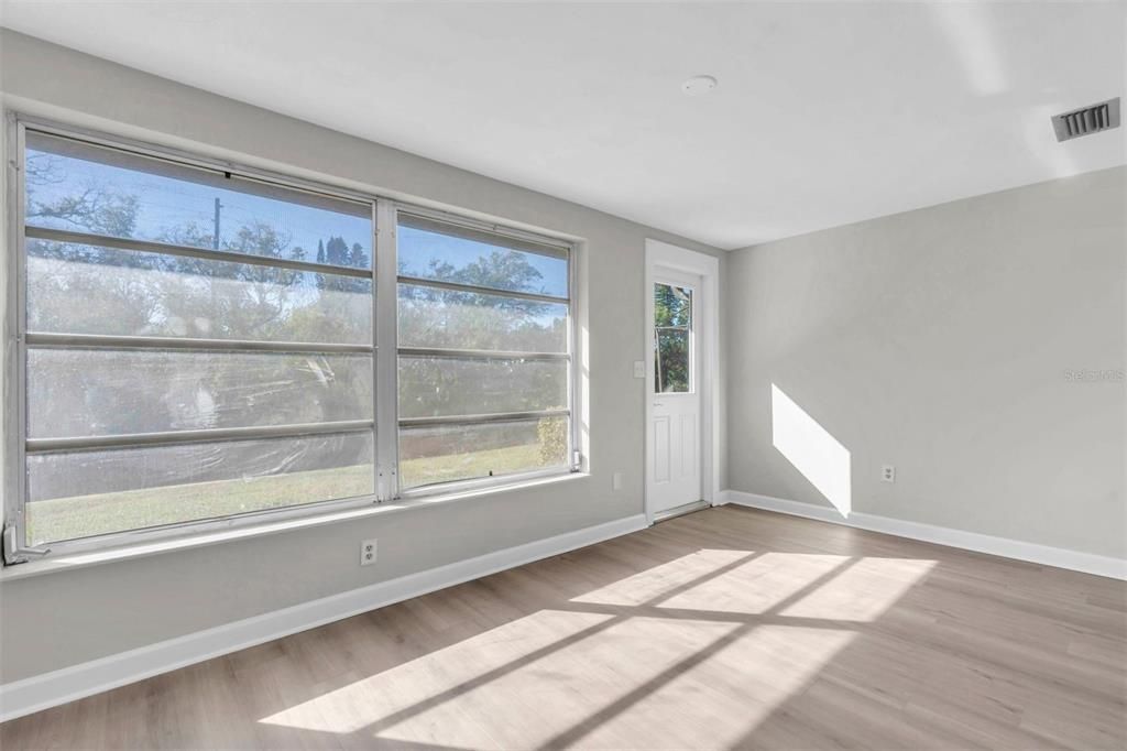 For Sale: $125,000 (2 beds, 1 baths, 975 Square Feet)