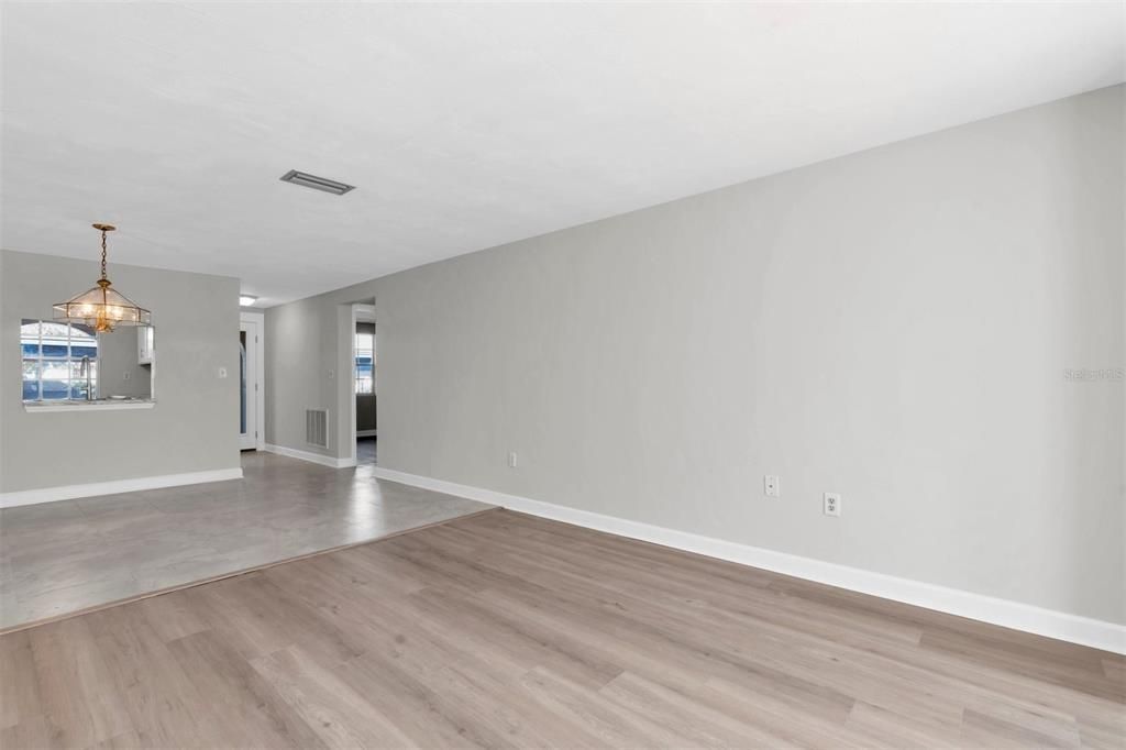 For Sale: $125,000 (2 beds, 1 baths, 975 Square Feet)