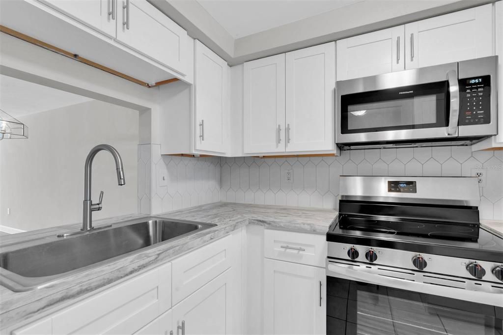 For Sale: $125,000 (2 beds, 1 baths, 975 Square Feet)