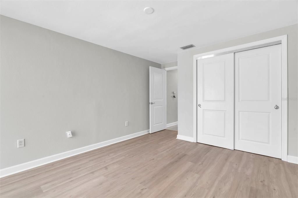 For Sale: $125,000 (2 beds, 1 baths, 975 Square Feet)