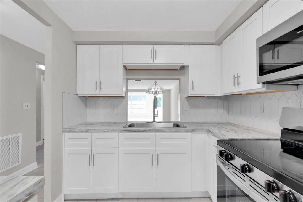 For Sale: $125,000 (2 beds, 1 baths, 975 Square Feet)