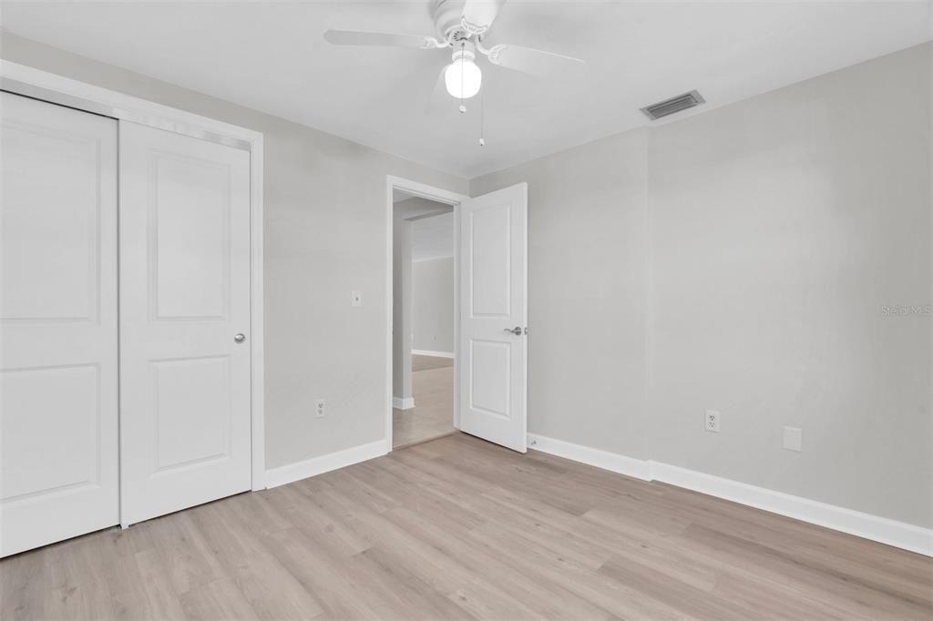 For Sale: $125,000 (2 beds, 1 baths, 975 Square Feet)